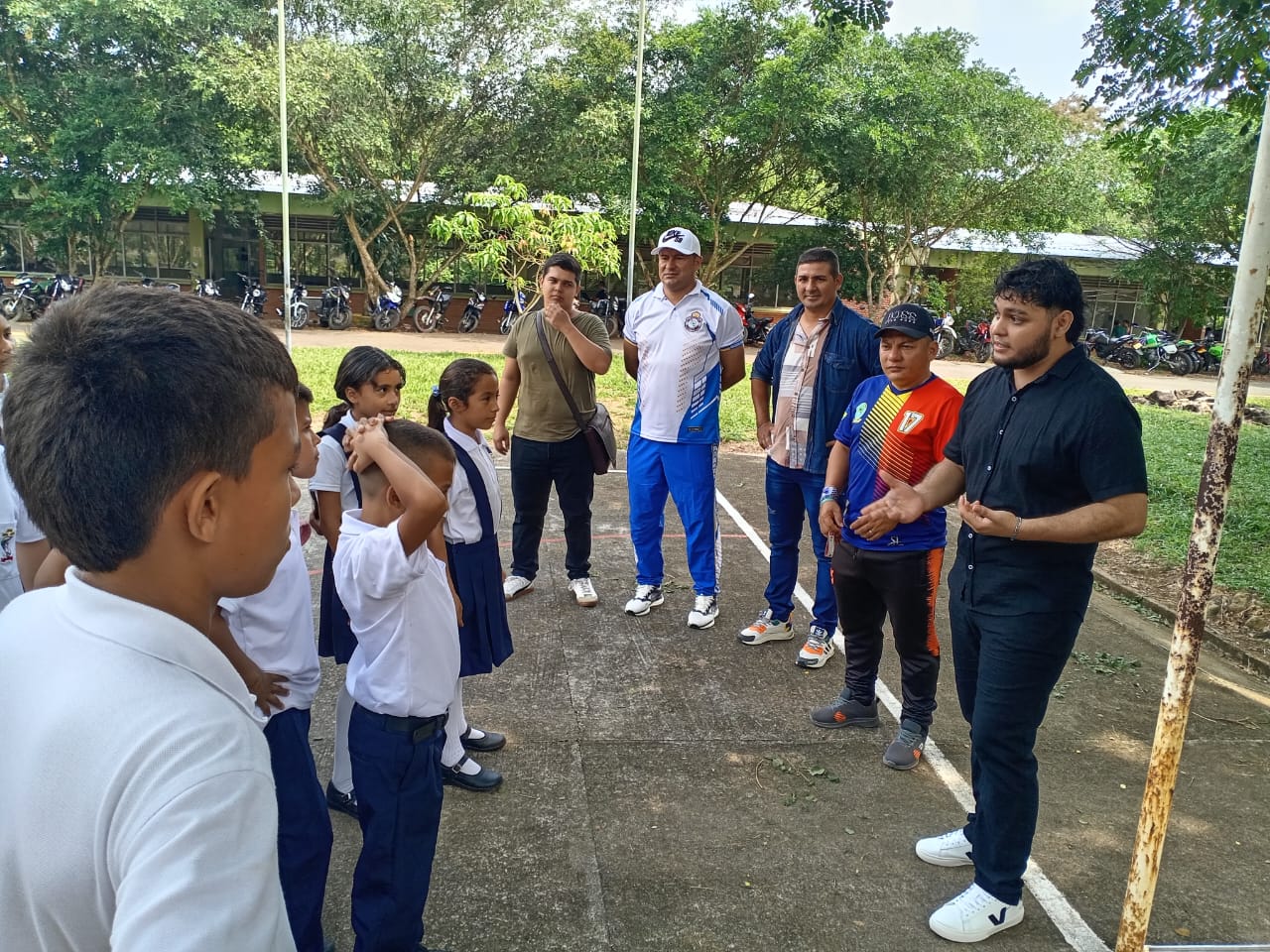 Charla del INDER Municipal en la I.E. Don Quijote Promueve el Deporte y la Vida Saludable