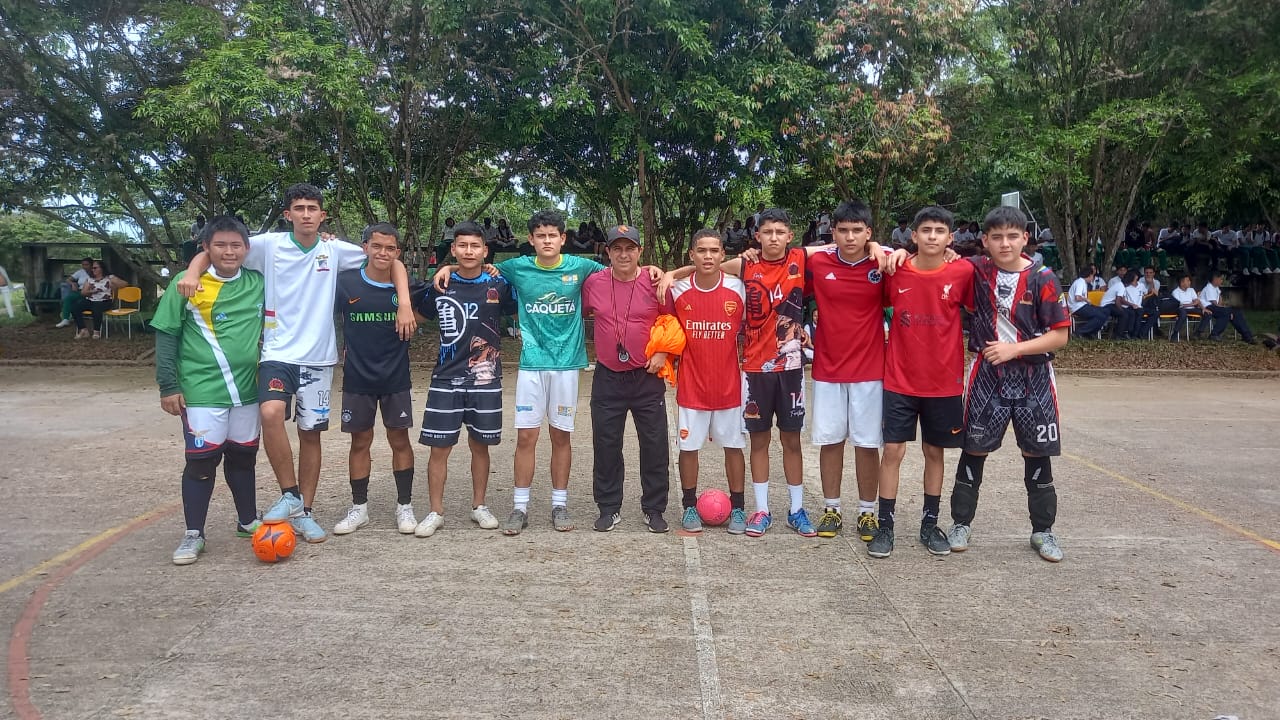 Premiación de los Juegos Interclases Juvenil Masculina en la I.E. Don Quijote